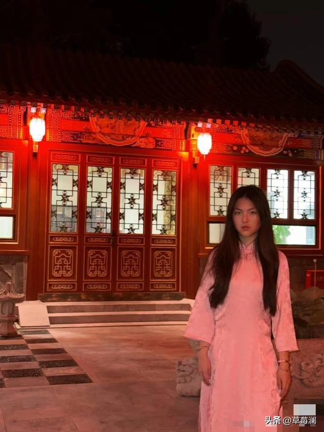 王诗龄晒自家北京小院，大半夜穿旗袍拍照，面无表情上演中式恐怖