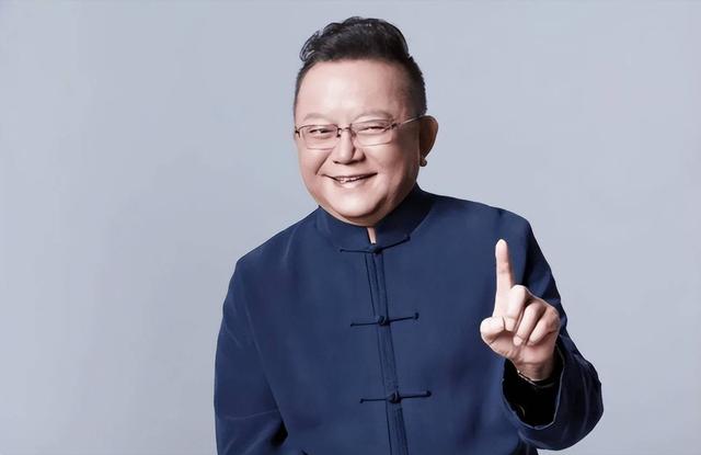 事实证明，被传卖掉上亿豪宅移民美国的王刚，已经走上另一条大道