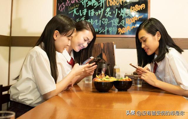 我旅游回来后，爱人告诉我不要炫耀，我听后沉默了
