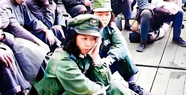 国民党女兵罕见老照片，一点不像电视中的女特务，图4挺漂亮