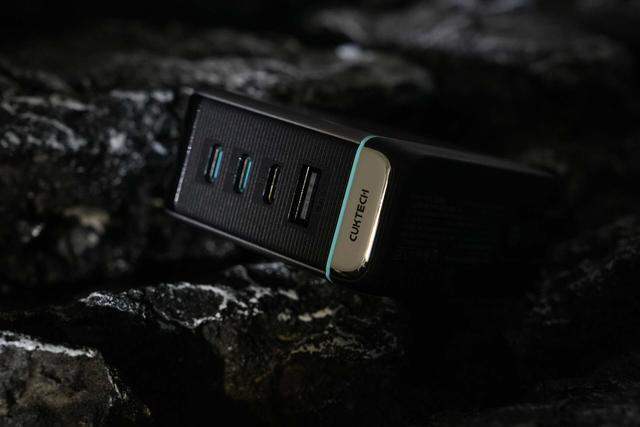 出门包里揣着 10号超级电能充Ultra，就像揣了个 “电量急救包”