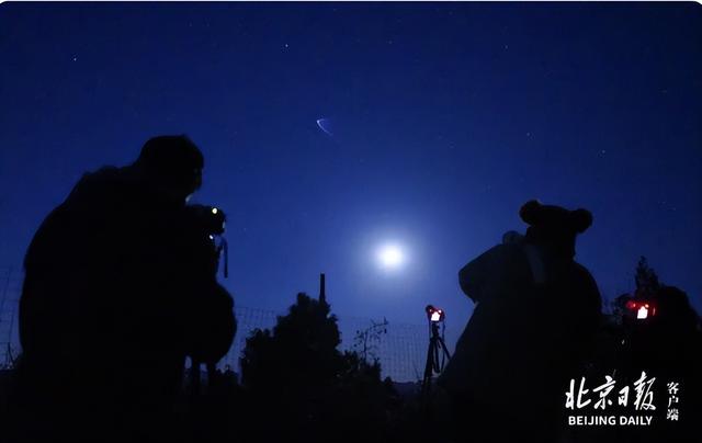 神舟二十一号过北京！掠月瞬间	，爱好者蹲守拍到了！
