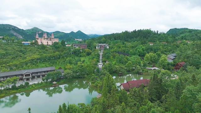 盘州市哒啦仙谷景区：清凉夏日，绿色植物园成为避暑游客热门打卡地