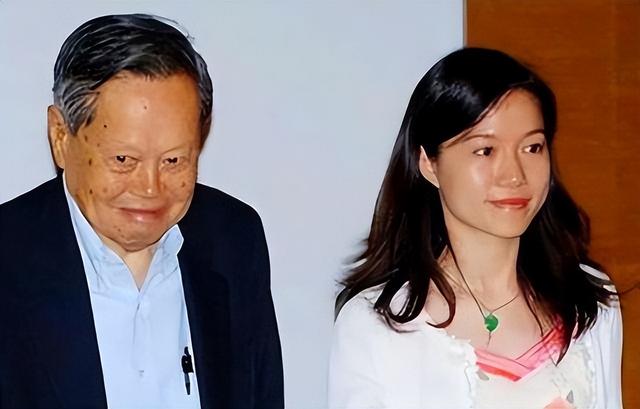 翁帆相伴21年，杨振宁去世后，继子杨光诺一句感谢话让她口碑暴涨