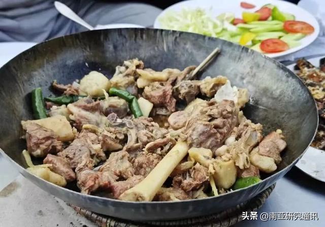 亲历 | 在巴基斯坦洪德渡口坐上漏水的船，重走玄奘取经路…