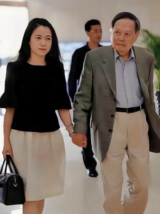 杨振宁去世才2天，令人恶心的一幕出现了，杨振宁助理曾辟谣