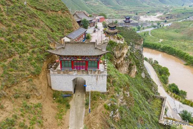 青海鲁班亭隧道上有片神秘建筑群,可能就是传说中的老鸦峡金山寺