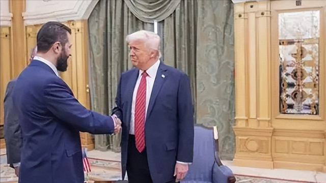 一百枚导弹从天而降，美军发起斩首行动，特朗普下令，英法表忠心