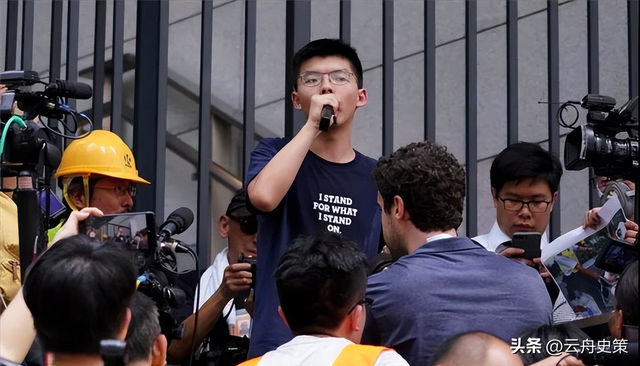 港独害人害己：黄之锋父亲贱卖房产举家飞国外，不会被世界原谅！