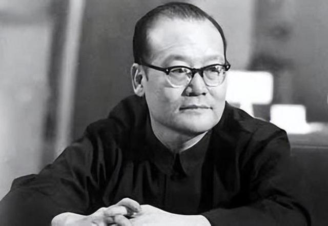 他曾是毛主席选定的接班人之一，犯下一个错误，1980年主动辞职