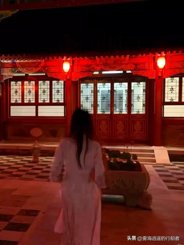 李湘的女儿王诗龄在自家北京小院拍照，配这个色调看上去瘆得慌！