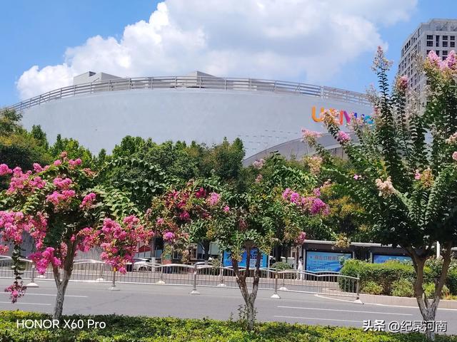 信华建国酒店和新城吾悦广场，如同商丘市中心城区的两颗璀璨明星