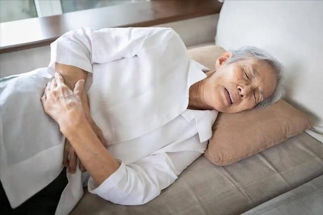 有没有脂肪肝，看吃饭就知？肝不好的人，吃饭后或会有这4种情况