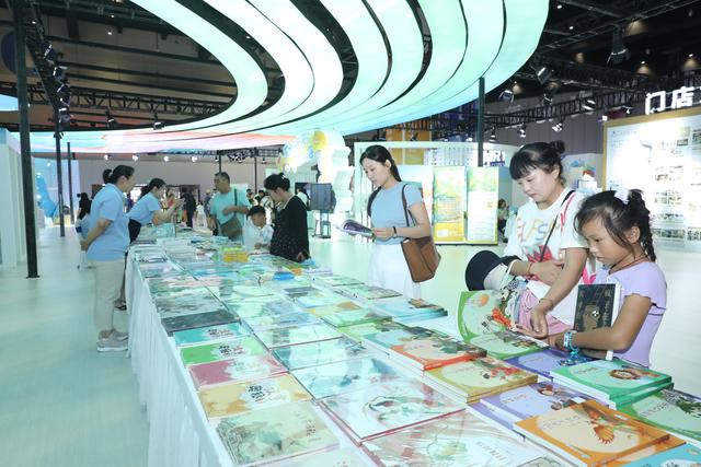 多图刷屏！欢迎来玩！国际数博会、全民阅读大会第二日人气飙升