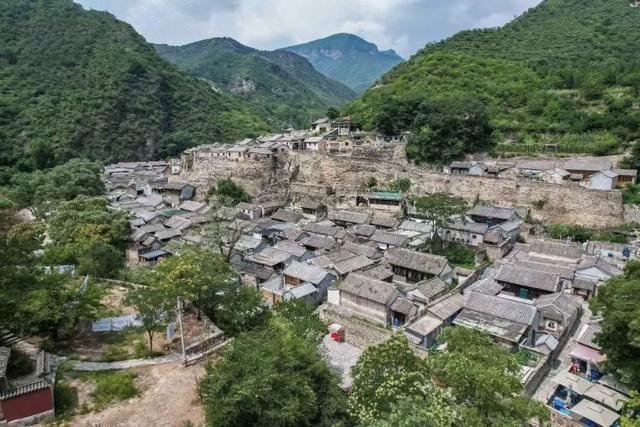 京西悬崖藏600年古镇！惊现"北方布达拉宫"央视取景地藏风水玄机