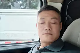 小虫子飞进眼睛了，这样做有用！图片