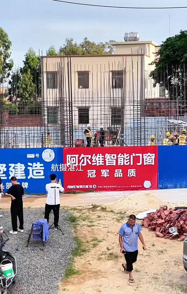 全红婵家的新房终于复工，邻居都开始建二层了，全妈来工地催进度