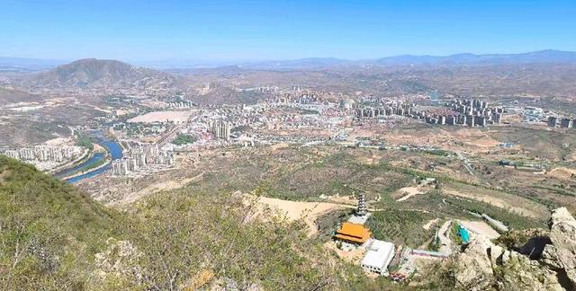 到河北张家口登鸡鸣山