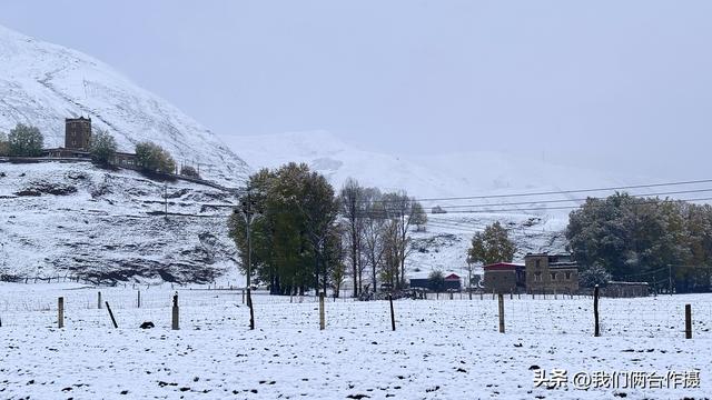 一匹黑马暴雪中压马路，夫妻房车旅居川西，靠充电桩续命！