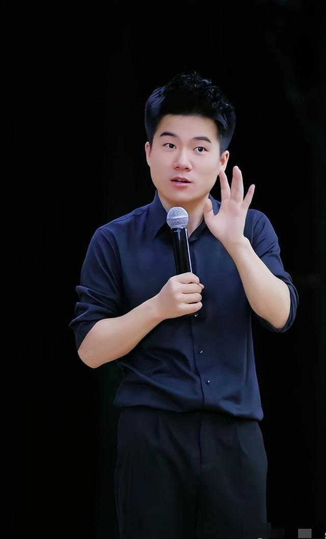 官媒发文，高调官宣32岁董宇辉喜讯，全网恭喜，终于等到这一天