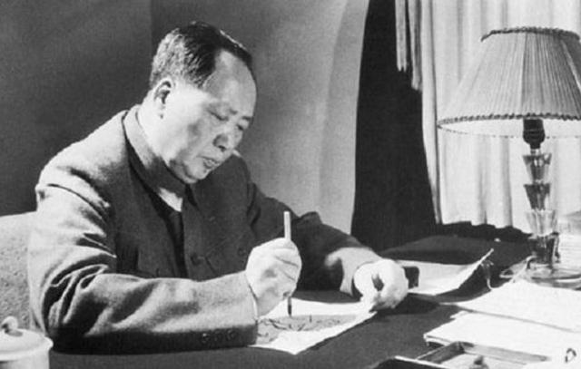 人民坚决反对,将主席纪念堂与人民英雄纪念碑,迁至八宝山革命公墓