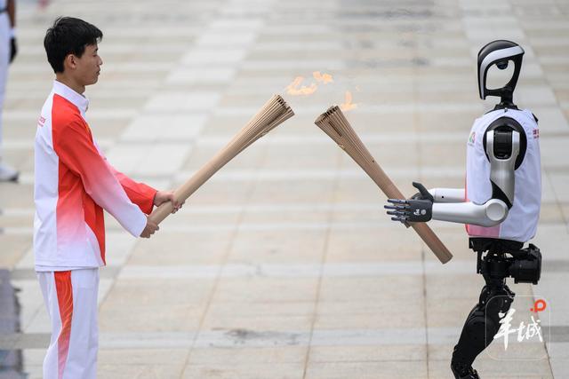 如何做到无需陪跑稳执圣火？揭秘机器人火炬手“夸父”的硬核技术
