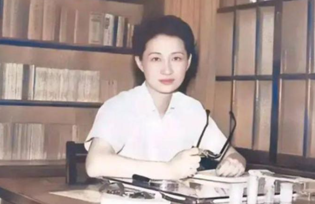 张学良痴迷一生的赵一荻有多美？16岁时在香山留影，美若天仙！