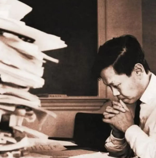 令人反感！杨振宁老先生去世7天后，恶心的一幕在互联网就上演了