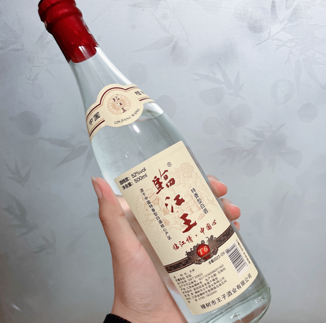 洋河打响“去包装化”第一枪后，四川一光瓶突然走红，引中产囤货