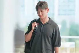 东方神起现身机场，沈昌珉人夫感很重看着显油腻，郑允浩发型拉胯图片