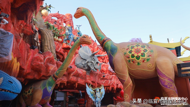 花仙藏河州韵，恐龙述亿年史！花开临夏不夜城景观，藏着独属于花都临夏的“精彩故事 文化浪漫”～