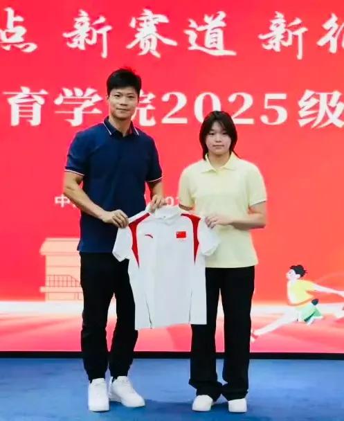 远离身材“审判”！央媒新闻报道，揭开全红婵“发胖”后真实处境