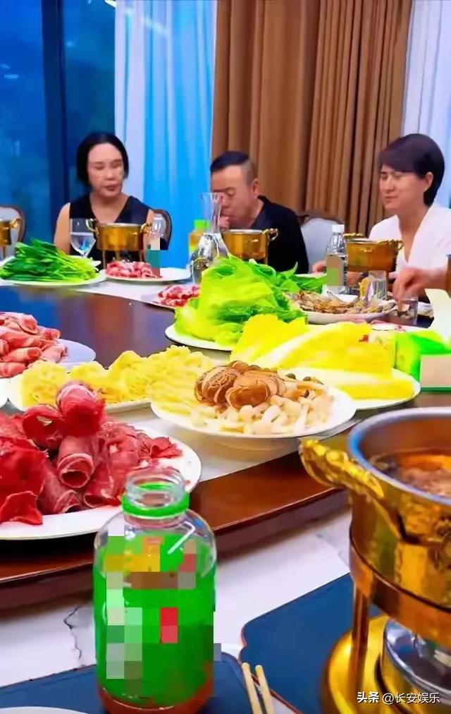 潘长江一家北京别墅宴客，餐厅大得像会所，妻子杨云罕见现身！