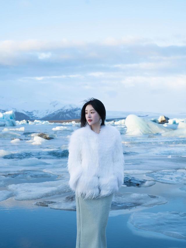 山东潍坊一校花美出圈了，五官精致	，倾国倾城，美得让人移不开眼