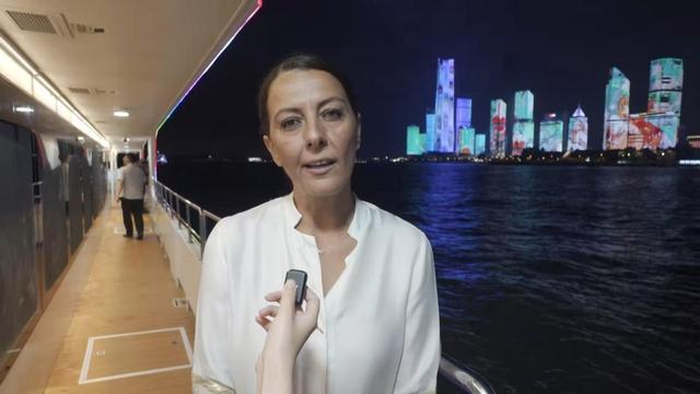外籍嘉宾夜游浮山湾点赞青岛：魅力之城值得世界探访