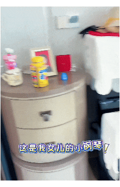 一顿饭11个菜，客厅大得能打球，哭穷的闫学晶害惨“啃老”的儿子