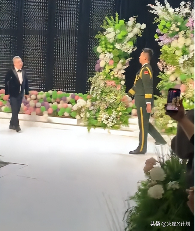 最帅升旗手张自轩大婚不到24小时	，荒唐一幕出现，新娘受无妄之灾