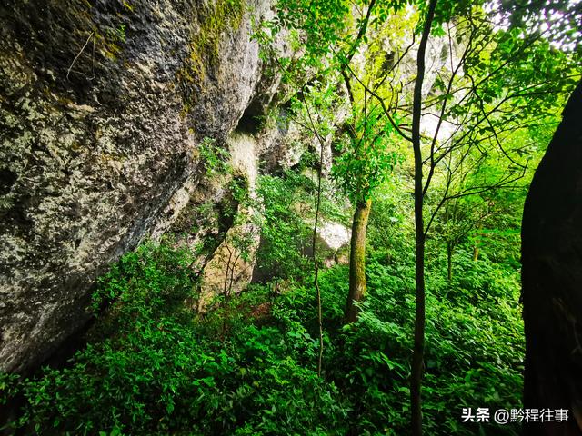 一个洞内烟云氤氲的躲匪洞，一个白练如幕的暗河瀑布