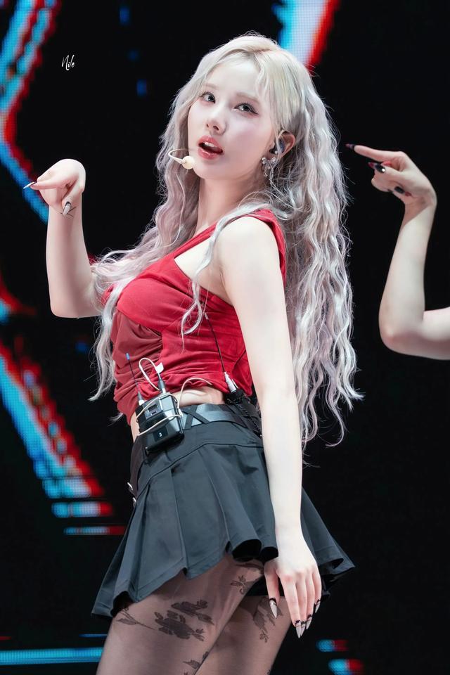 韩国女星丁恩妃大胆的肥腿字母黑色丝袜！个子矮也能这么诱惑吗？