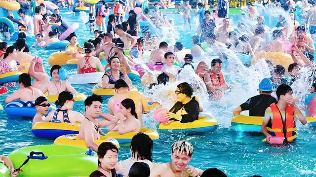 又送票咯！听说长春有地方“千人打水仗”，还追着泼！