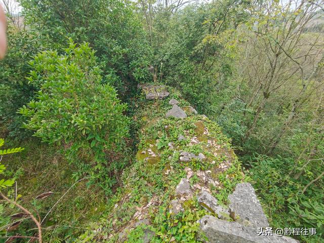 偏远乡野中寻找一个古寺遗址，探险一个深邃溶洞