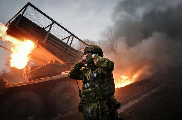 98架无人机袭俄10州！莫斯科近郊停电，乌军还炸瘫俄军燃料命脉