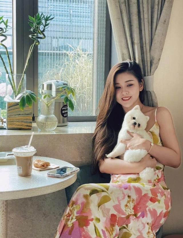 40岁李小萌太丰满，穿吊带裙都兜不住好身材，难怪直男都喜欢她