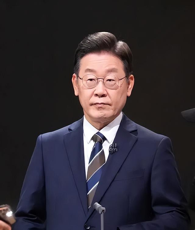 九三阅兵越来越近，李在明发现得罪不起中国，决定派人送上亲笔信
