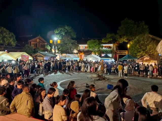 丽江束河古镇篝火晚会打跳：夜幕下的民族欢歌，点燃旅途激情