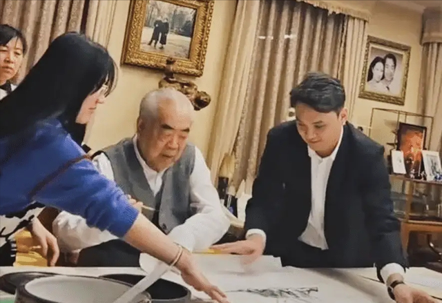 87岁范曾近况：他86岁娶的小50岁娇妻徐萌，如今已成他的晚年依靠