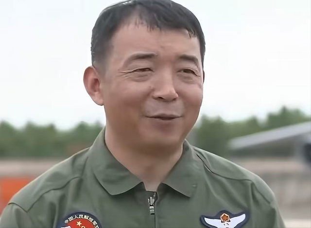 阅兵女机长身份曝光，私生活被揭露，付出牺牲，丈夫身份引关注。