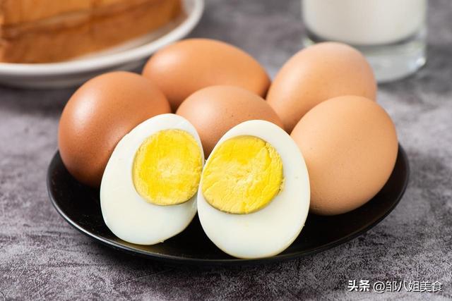 煮鸡蛋，别再用冷水下锅了！学会3个步骤，鸡蛋不破壳，鲜嫩好吃