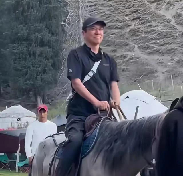 汤唯一家三口新疆同框，素颜照曝光不及路人，55岁金泰勇老了不少
