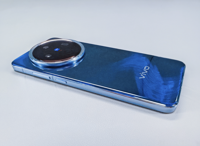 vivo X300 Pro影像揭秘：LYT828主摄+2亿像素潜望镜，硬件悬念不大